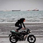 آرتیست بازی دختر اهوازی روی موتور