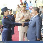 تصویر دست دادن مرسی با زنان بی حجاب ارتشی