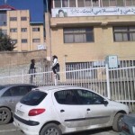 فرار دختران از روی نرده های دیوار دانشگاه