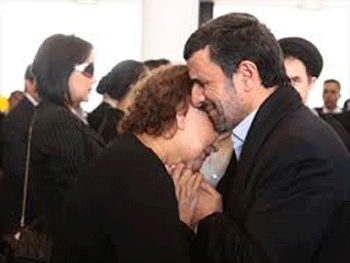 احمدی نژاد و بغل کردن مادر چاوز