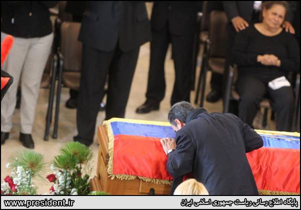 بوسه احمدی نژاد بر تابوت چاوز