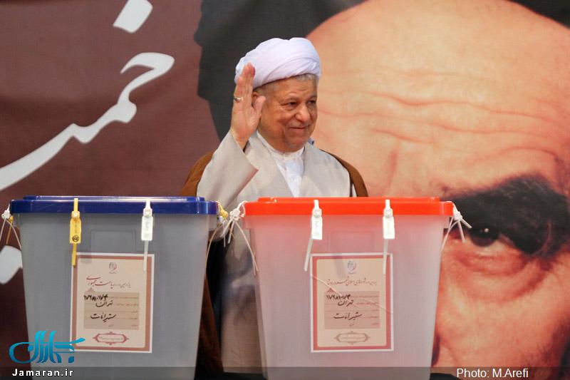 هاشمی در حال رای دادن